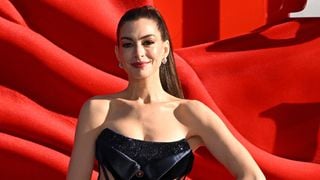 Só 30 minutos ao dia: esse treino de Anne Hathaway, aos 43 anos, foi a peça-chave para sua transformação em 'O Diabo Veste Prada 2'. 'Com foco na postura e na força'
