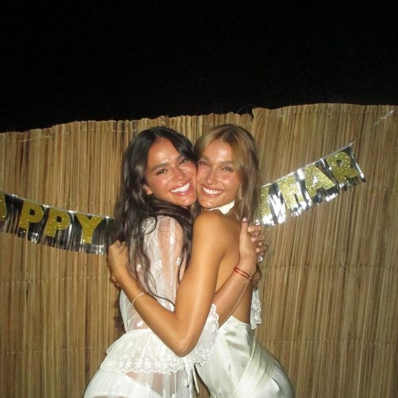 Amigas, Bruna Marquezine e Sasha Meneghel nasceram na década de 1990: estudos mostram que pessoas desse grupo desenvolveram habilidades sociais e emotivas