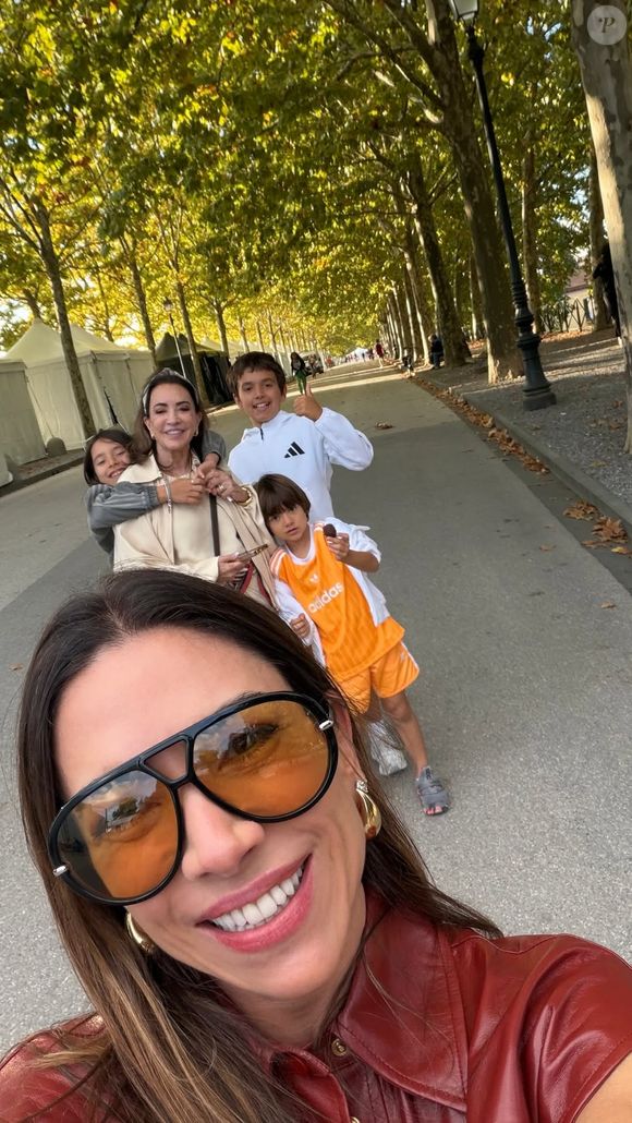 Patricia Abravanel, a mãe, Iris Abravanel, e os filhos, Pedro, Jane e Senor, em selfie da apresentadora durante viagem pela Itália