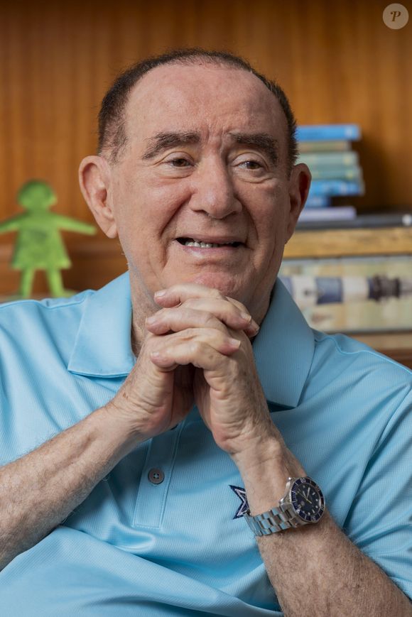 Renato Aragão, por meio de sua equipe, enviou uma nota ao site Notícias da TV, o mesmo responsável por trazer a polêmica à tona