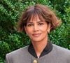 Esse corte é ideal para cabelos cacheados com um visual natural e prático: Halle Berry, aos 60 anos, ousa com o corte reto curto e está certa