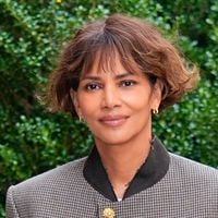 Esse corte é ideal para cabelos cacheados com um visual natural e prático: Halle Berry, aos 60 anos, ousa com o corte reto curto e está certa