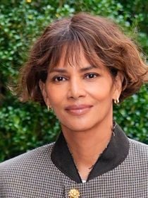 Esse corte é ideal para cabelos cacheados com um visual natural e prático: Halle Berry, aos 60 anos, ousa com o corte reto curto e está certa