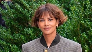 Esse corte é ideal para cabelos cacheados com um visual natural e prático: Halle Berry, aos 60 anos, ousa com o corte reto curto e está certa