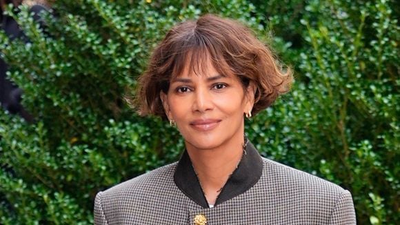 Esse corte é ideal para cabelos cacheados com um visual natural e prático: Halle Berry, aos 60 anos, ousa com o corte reto curto e está certa