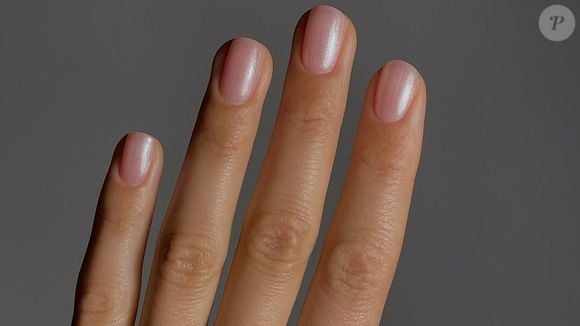 A manicure simples e sofisticada com efeito translúcido é moderna