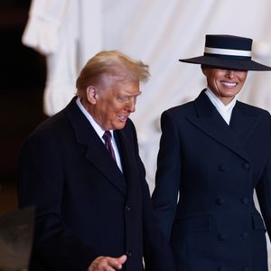 Esse tom sóbrio de azul transparece certa autoridade, elegância, confiança, sofisticação e serenidade. Logo, tudo o que realmente é necessário para o momento da posse do Presidente.