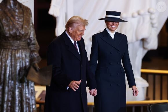 Esse tom sóbrio de azul transparece certa autoridade, elegância, confiança, sofisticação e serenidade. Logo, tudo o que realmente é necessário para o momento da posse do Presidente.