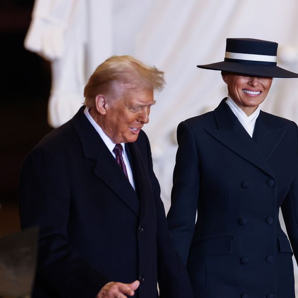 Esse tom sóbrio de azul transparece certa autoridade, elegância, confiança, sofisticação e serenidade. Logo, tudo o que realmente é necessário para o momento da posse do Presidente.