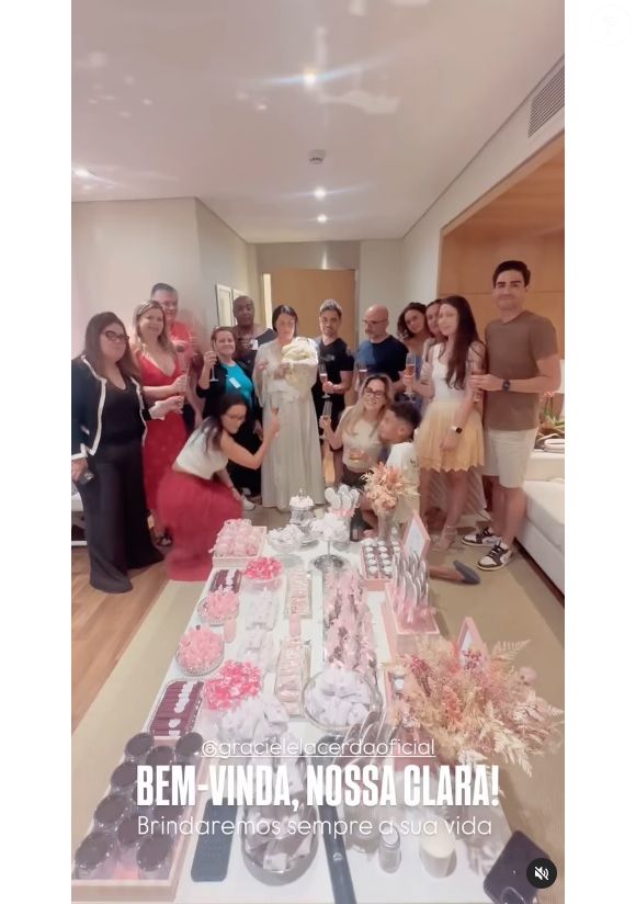 Zezé Di Camargo fez um brinde com Graciele Lacerda e a família após nascimento da filha Clara