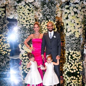 Virginia Fonseca chegando na cerimônia com o esposo Zé Felipe e as filhas no casamento da amiga.