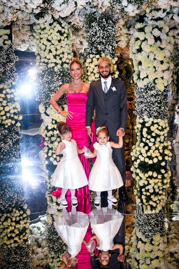 Virginia Fonseca chegando na cerimônia com o esposo Zé Felipe e as filhas no casamento da amiga.