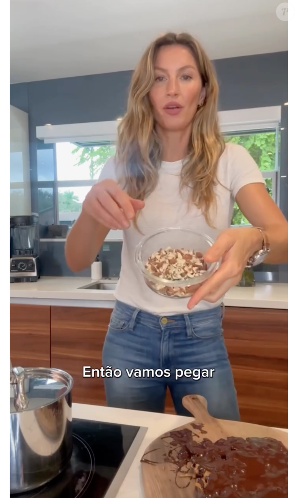 Com o chocolate derretido, o despeje e, em seguida, finalize o preparo com nozes