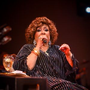 Alcione não se apresenta mais em pé por conta de um problema na coluna