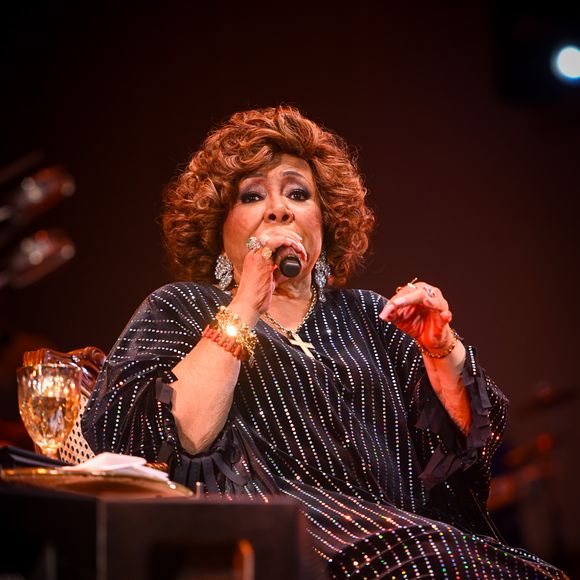 Alcione não se apresenta mais em pé por conta de um problema na coluna