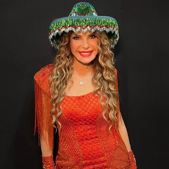 Antes mais natural, fãs notaram que Elba Ramalho vinha aparecendo mais 'esticada'