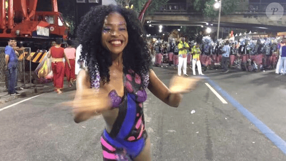 Musa da União do Parque Curicica, Janaína perdeu o tapa-sexo no meio da avenida.