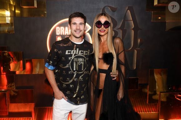 Sabrina Sato e Nicolas Prattes curtiram o Carnaval juntinhos: a Rainha da Vila Isabel fez passagem por camarote com look extravagante e sexy