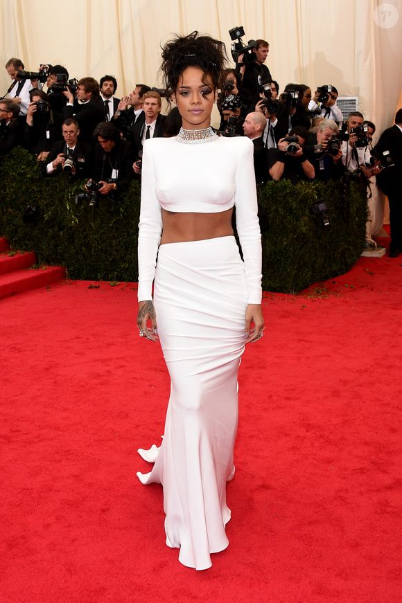 Rihanna no Met Gala 2014 com conjunto branco de Stella McCartney, com cropped e saia longa com recortes