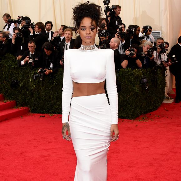 Rihanna no Met Gala 2014 com conjunto branco de Stella McCartney, com cropped e saia longa com recortes