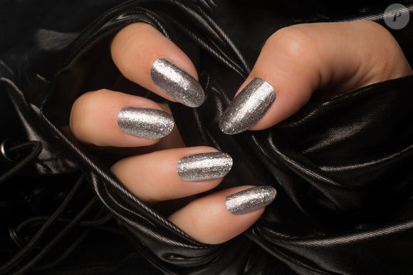 O esmalte prata alia sofisticação e charme nas unhas