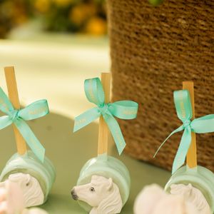 Os docinhos personalizados da comemoração de Vicky Justus reforçaram a proposta country chic escolhida pela aniversariante