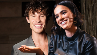 'Foi um presente do meu namorado': Bruna Marquezine revela mimo dado por Shawn Mendes que nunca sai da sua bolsa; item tem relação com a religião e custa menos de R$ 115