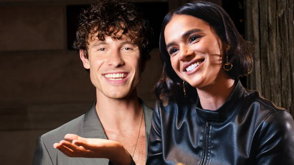 'Foi um presente do meu namorado': Bruna Marquezine revela mimo dado por Shawn Mendes que nunca sai da sua bolsa; item tem relação com a religião e custa menos de R$ 115