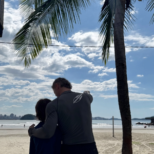 De roupas de surf, Theo e Lucas Lima apareceram de costas, mas o tamanho do filho de Sandy, de 10 anos, impressionou