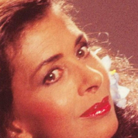 Lançada no final da década de 70, esta marca espanhola assina meu perfume de cabeceira: tem um aroma cítrico chique de mamão e kiwi que agrada quem ama sensação de limpeza e banho tomado