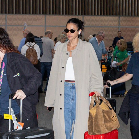 Depois de curtir duas festas pós-Oscar, Bruna Marquezine desembarcou no Brasil na terça (17) com um aerolook elegante de calça e casaco trench coat