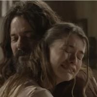 O que acontece quando Lívia encontra Bernardo pela primeira vez em 'Além do Tempo'? Pai e filha têm momento marcado por pura emoção, mas o pior ainda está por vir