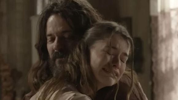 O que acontece quando Lívia encontra Bernardo pela primeira vez em 'Além do Tempo'? Pai e filha têm momento marcado por pura emoção, mas o pior ainda está por vir