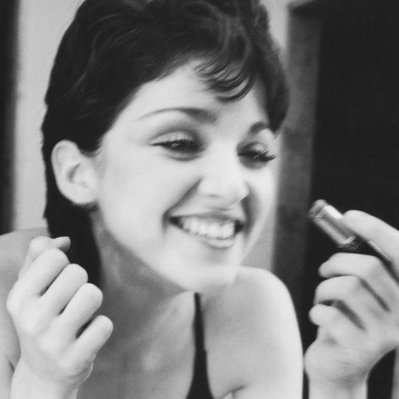 Madonna usou por um bom tempo seu cabelo pixie com os fios bem pretos