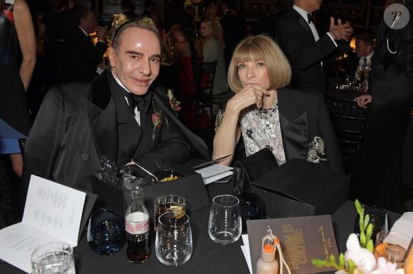Anna Wintour defende homenagem a John Galliano no Met Gala 2027 e afirma que a carreira do estilista não pode ser definida por um único momento