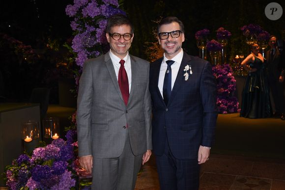 Festa de renovação de votos de Roberto Justus e Ana Paula Siebert contou com a presença de Bruno Astuto e do marido, Sandro Barros