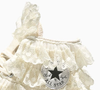 Direto de Bridgerton para o street style: novo Converse com detalhes delicados aposta em visual coquette e promete dominar os looks da temporada