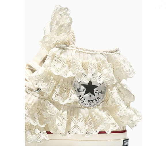 Direto de Bridgerton para o street style: novo Converse com detalhes delicados aposta em visual coquette e promete dominar os looks da temporada