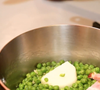 Para fazer o molho, cozinhe a ervilha com o bacon e um pouco de água em uma panela