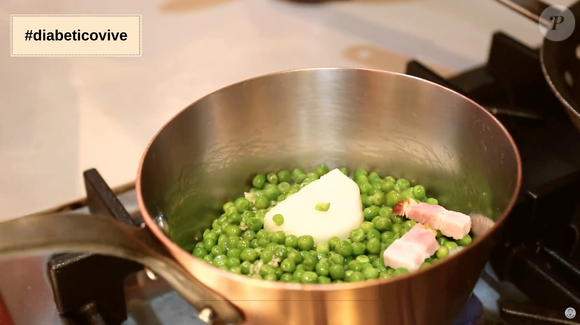 Para fazer o molho, cozinhe a ervilha com o bacon e um pouco de água em uma panela