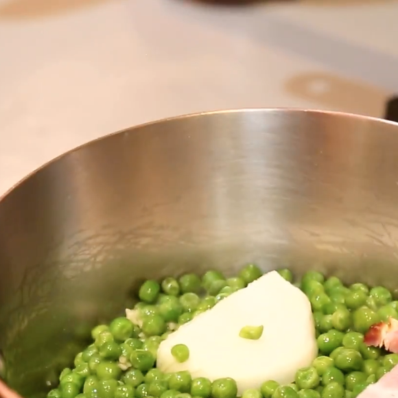 Para fazer o molho, cozinhe a ervilha com o bacon e um pouco de água em uma panela
