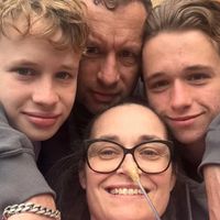 Mãe de 44 anos presumiu que seu inchaço era um sintoma da perimenopausa; 15 meses depois, ela morreu de câncer de intestino