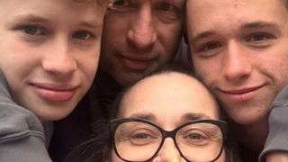Mãe de 44 anos presumiu que seu inchaço era um sintoma da perimenopausa; 15 meses depois, ela morreu de câncer de intestino