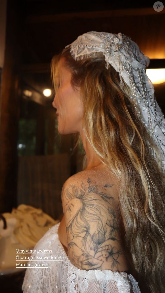 Marcela Mc Gowan deixou o cabelo solto para o casamento com Luiza Martins