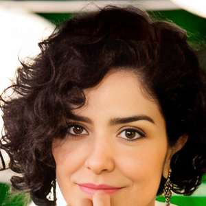 O corte bob com textura ou desfiado rejuvenesce e está na moda porque destaca o rosto