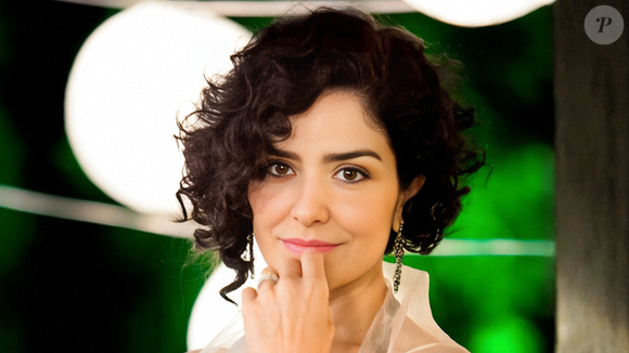 O corte bob com textura ou desfiado rejuvenesce e está na moda porque destaca o rosto