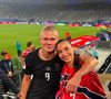 Haaland, atacante da Noruega, foi prestigiado pela namorada, Isabel Haugseng Johansen, durante jogo da Copa 2026 contra o Senegal