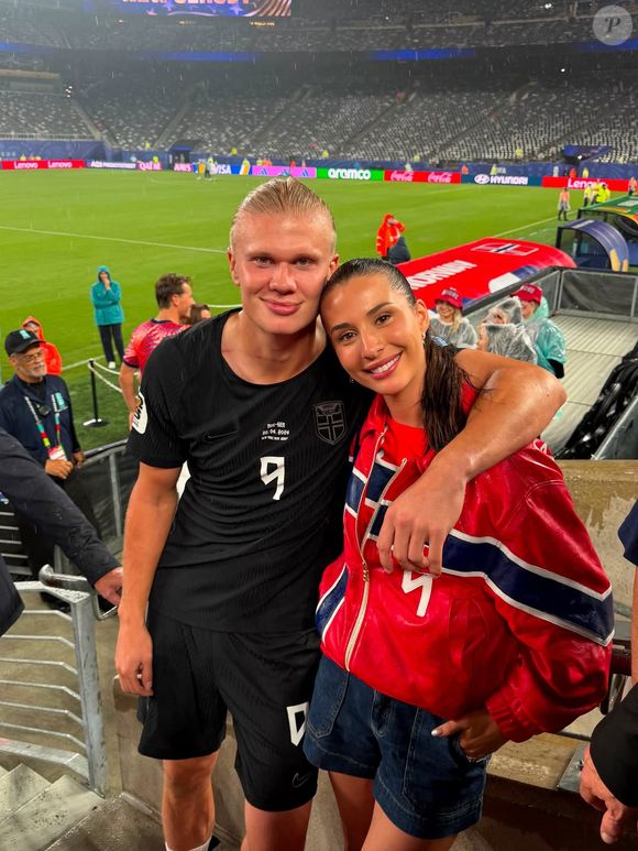 Haaland, atacante da Noruega, foi prestigiado pela namorada, Isabel Haugseng Johansen, durante jogo da Copa 2026 contra o Senegal