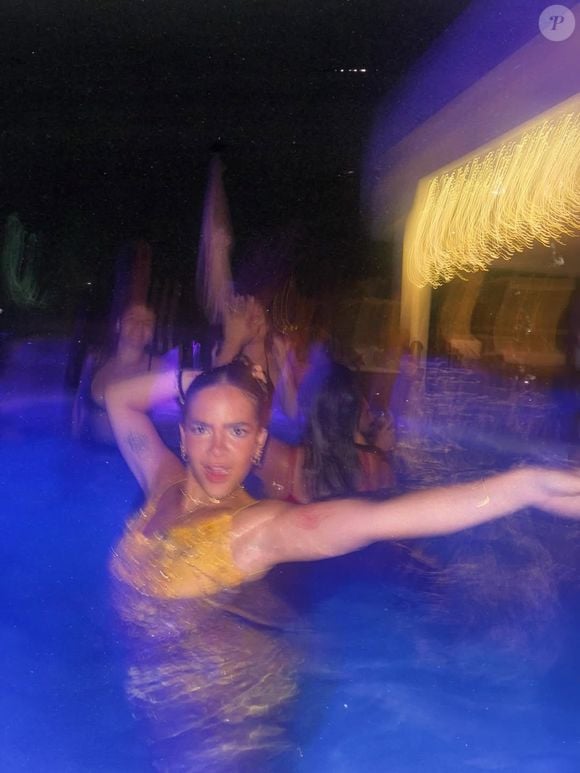 Mel Maia se divertiu no Réveillon e se jogou na piscina