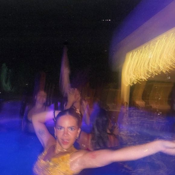 Mel Maia se divertiu no Réveillon e se jogou na piscina